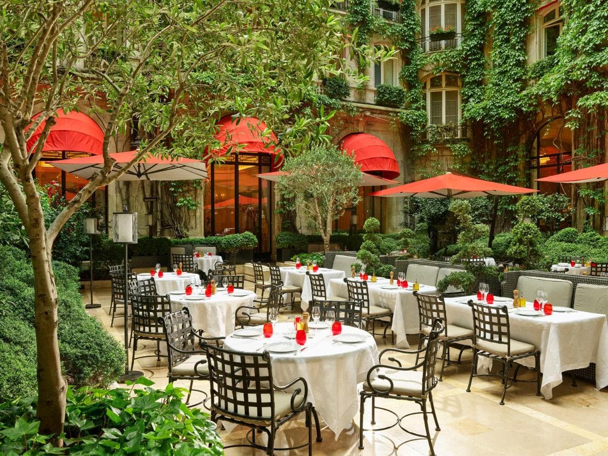 Hôtel Plaza Athénée - Dorchester Collection view 3