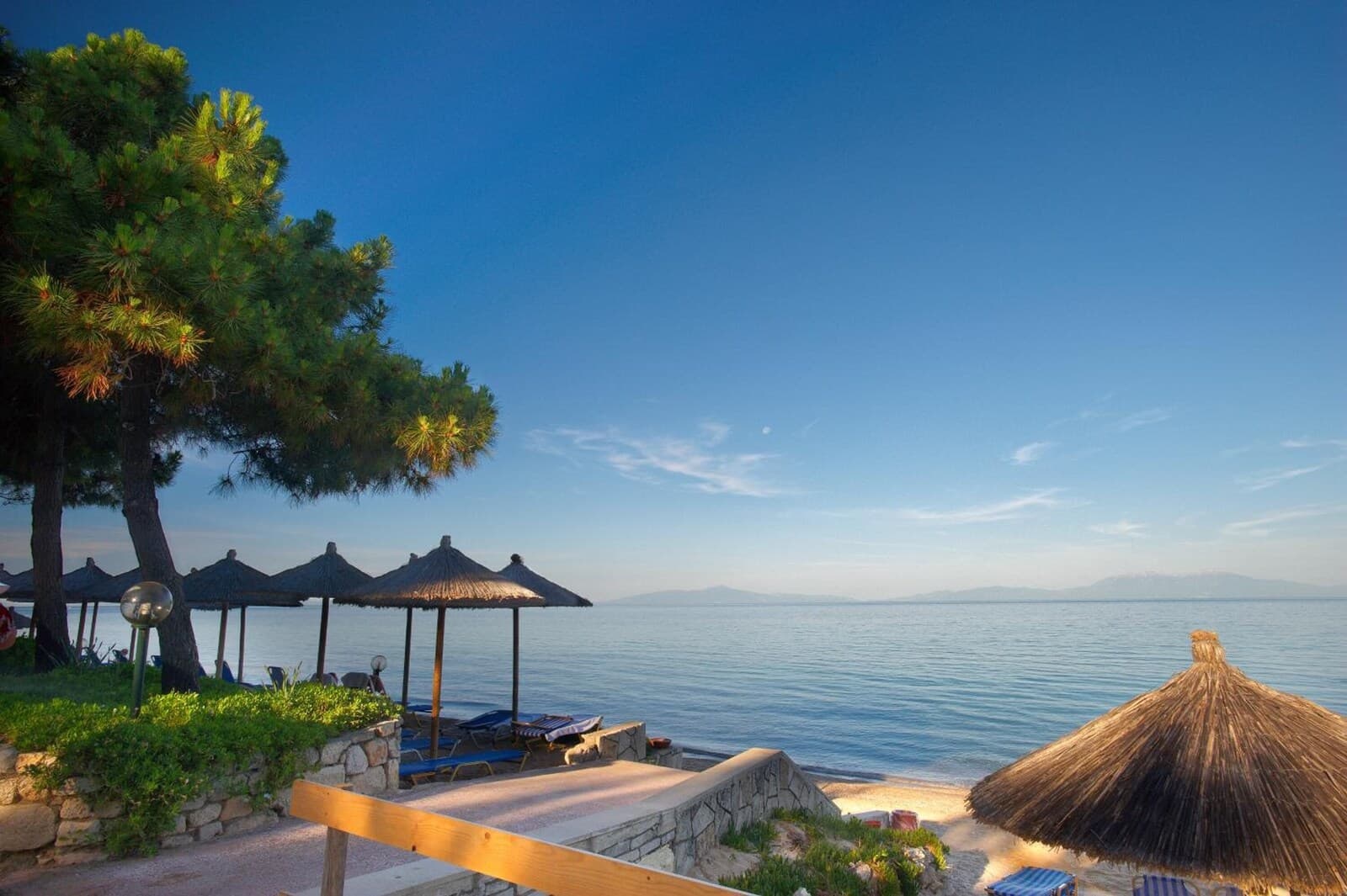 Portes Beach Hotel – Hauptbild
