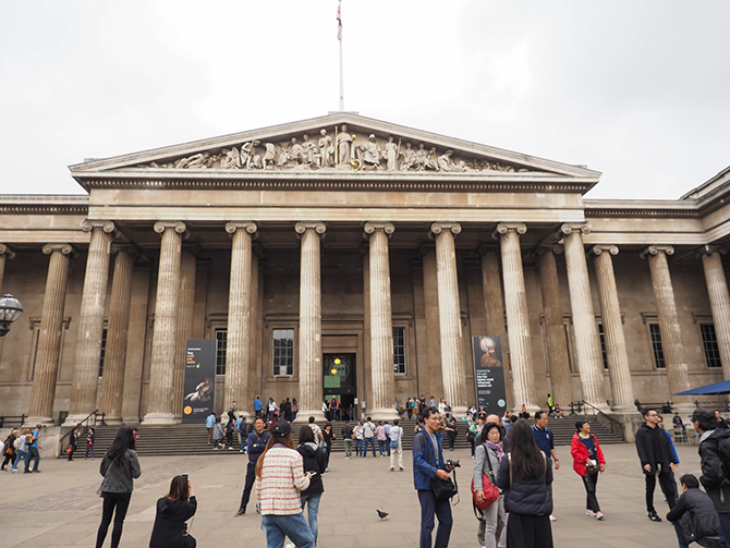 Touristen im Britischen Museum in London